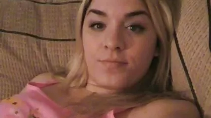 Depois do vídeo pornô caseiro caseiro Boquete russo, o cara arrancou a garota e cum em sua buceta