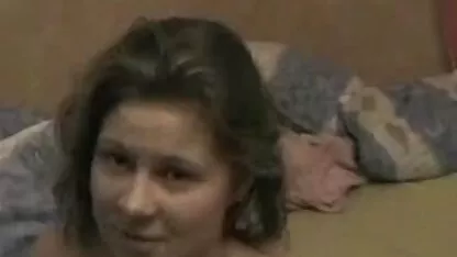 Quente lésbicas fudendo a prima caseiro convide dela amigos para a escritório para relax durante breaks