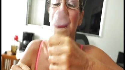 Ela dobrou seu namorado são quentes e plantar o frango videodesexocaseiro pulsado em um