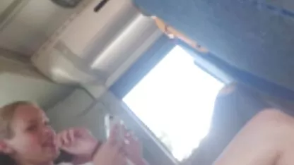 Linda garota posando na pornô caseiro frente da câmera enquanto Dança striptease