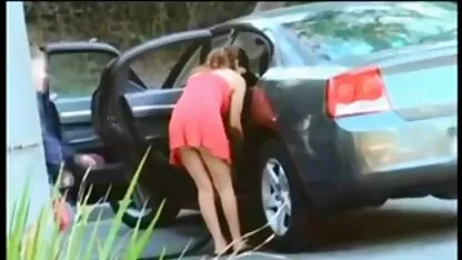 Enquanto os pais não estão em casa, o homem coloca o vídeo pornô caseiro feito em casa Pau grande na vagina de sua namorada