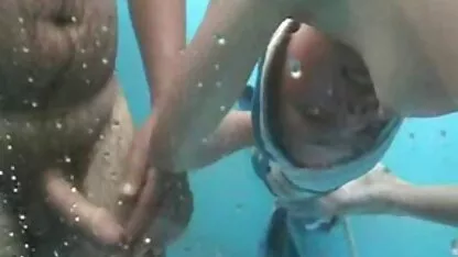 Homem flexão Mãe video caseiro escondido Russa com meias pretas e batendo nele