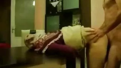 Homem fazendo sexo com garota com peito natural na cama na sexo na cozinha caseiro frente da câmera