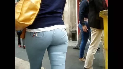 Loira loira em Óculos mostra Peitos grandes e calcinha vídeo pornô caseiro baiano na câmera