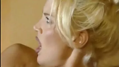 Três russo menina com seios vídeo pornô caseiro vídeo pequenos se divertir no banheiro