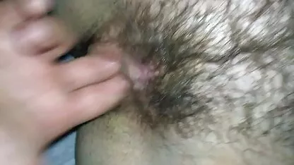 Menina magra pulando suavemente em um homem, molhando o namorado com os sexo incesto caseiro lábios