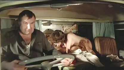 Homem cospe jovem xvídeo pornô caseiro vaca fora do porta-malas do carro