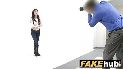 No sofá, uma jovem com tranças novinha transando vídeo caseiro pega a boca e depois pula nos membros