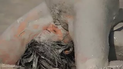 A obediente morena chupa, lambe os ovos e com uma bela entrada videos pornos caseiros brasileiros em uma pose de cachorrinho