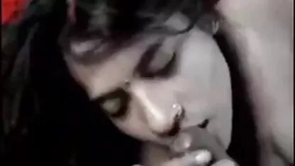 Em casa em a sexo caseiro gratuito velho sofá uma jovem cara e uma menina porra ligar câmera