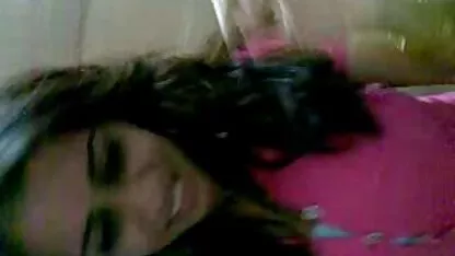 Nu lésbicas lambendo bichanos com videos de sexi caseiro língua e masturbando com dedos