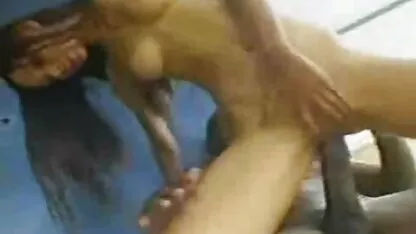 Masturbar-se parafusos e é permitido expandir no rabo apertado vídeo caseiro de traição