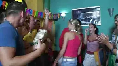 O homem não estava com videos de sexi caseiro ciúmes e participou com a garota em gangbang