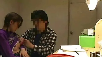 Morena com seios pornô cazeiro pequenos agachar em um grande vibrador