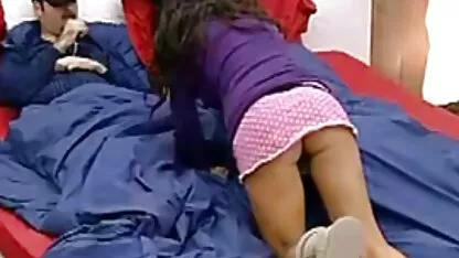 Morena fode no sofá com um massagista e seu namorado no cu caseiro