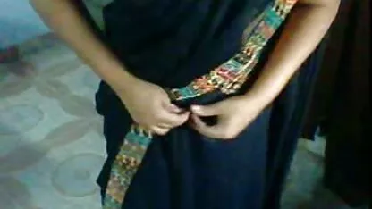 A mãe madura não tira as meias brancas dos pés para um relacionamento familiar com video pono cazero seu filho ela ainda é pequena