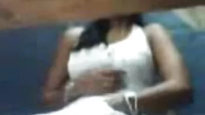 Menina em sezo caseiro Petersburgo em calças pretas mostrando seios pequenos