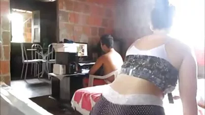 O homem convida seu colega x vídeo pornô caseiro de classe para foder e recebe um boquete profundo e sexo anal
