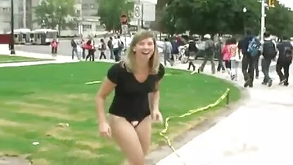Linda morena sexoo caseiro se masturbando ambos os buracos de uma só vez empurra seu pau grande na Bunda