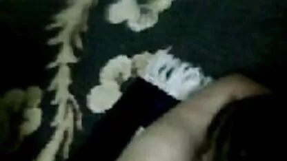 O pornô caseiro brasileiro homem espalha sua esposa no sofá e coloca-o entre as pernas
