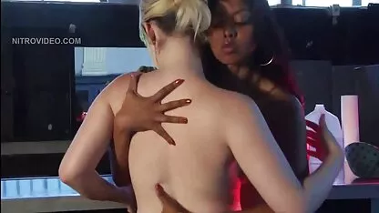 Jovem sexo caseiro gratuito morena e lésbicas maduras lamber sua buceta quente no sofá