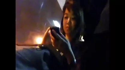 MILF se masturba no sofá sem tirar os saltos altos sexo caseiro entre casais rosa couro de couro