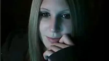 Morena com olhos castanhos em uma máscara depois de um amante de um boquete vídeo caseiro pornográfico anal lágrima