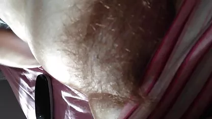 O homem desapontado se videos caseiros eroticos diverte com cabelos castanhos claros com tranças