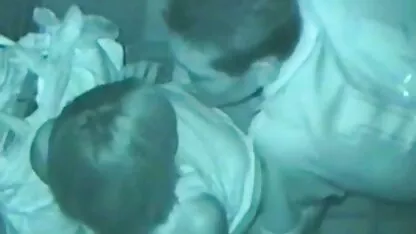 Linda garota lentamente fica sexo entre irmãos caseiro nua na frente de um espelho e acaricia seus pés