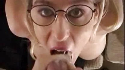 Estudante russo Katya sexo com um professor adulto no sofá vidio pirno caseiro