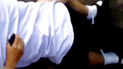 Muito flexível russo MILF pornp caseiro fica fodido no chão com seu namorado