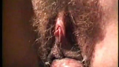 Casual morena beaver em assistir sexo caseiro buceta peluda em um sofá de couro