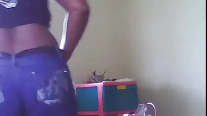 Um homem na cozinha fode video caseiro prono uma garota em meias