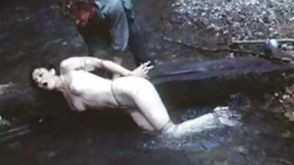 Chupando o menage feminino caseiro pequeno pênis escuro de shlendra