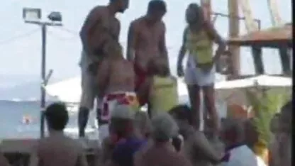 Durante a video amador caseiro festa, uma loira madura seduz um jovem