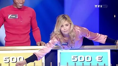 Morena com cabelo curto chupando pau em vez de doces e dando no chão lesbicas transando video caseiro