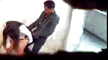 Com video pprno caseiro brinquedos e mãos trouxe a loira para boquete e foder vacas na Bunda