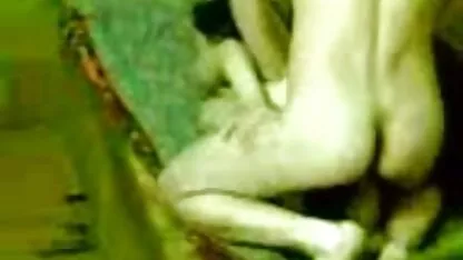 Uma bela fudendo a filha do caseiro morena veio visitar e tem grande frango em ambos os buracos
