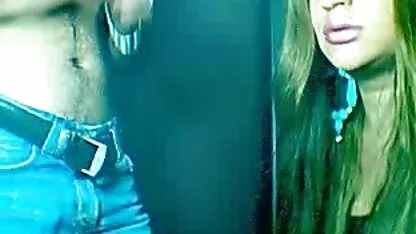 O homem tirou a roupa interior lesbica caseiro rosa de uma menina e tratou a com frango poderoso