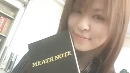 Erótico vídeo pornô caseiro de solo pornô feito por Linda garota em tatuagem