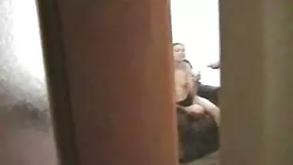 Um homem dá besta vermelha em sua boca com sua garganta que não descansa xvideos gay brasileiro caseiro em