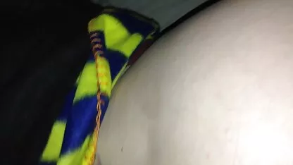 O homem e a garota ruiva fizeram sexo na árvore de Ano Novo nas video promocaseiro proximidades