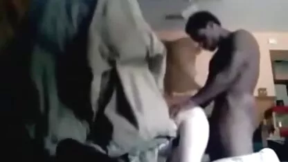 Empregada na meia-calça não pode recusar o sexo para o jovem metendo gostoso caseiro professor