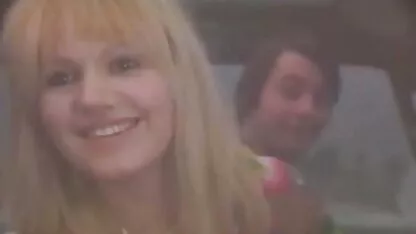Jovem mulher vestindo um strapon em seu cinto e aparafusar uma mulher sexo caseiro e brasileiro madura com câncer