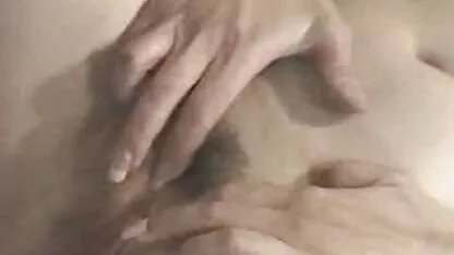 Na floresta vizinha, um cara fode uma prostituta Russa na frente da câmera vídeo pornô caseiro no mato