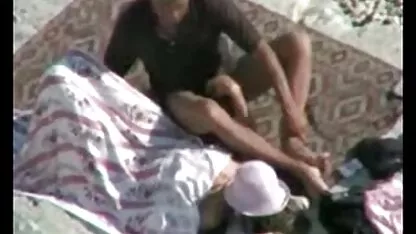 Silencioso morena em calças cor de novinha safada video caseiro rosa posa apenas para a câmera