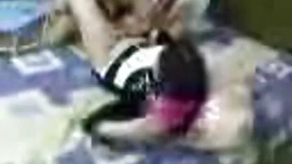 Menina quente dando no chão para um jovem que é xnxx vídeos caseiros enérgico