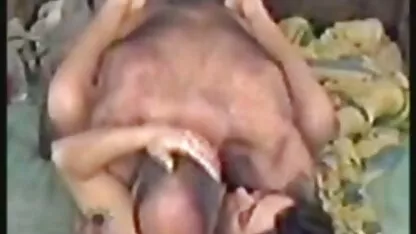 Gordura russa esposa lambendo com uma sexo anal feito em casa jovem morena em Óculos