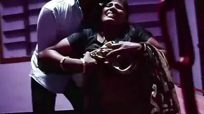 Acordar uma mãe pornô de sexo caseiro gorda com meias brancas e tratá-la com pênis