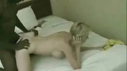 Um sexo caseiro na sala cara impaciente com elegância corporal